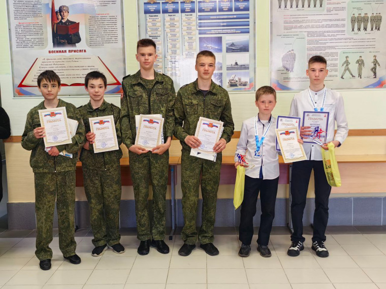 На торжественной линейке наградили наших спортсменов.