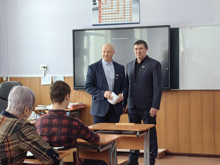 Старшеклассникам рассказали о камчатском парламенте.