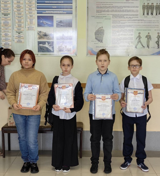 В средней и старшей школе прошла торжественная линейка.